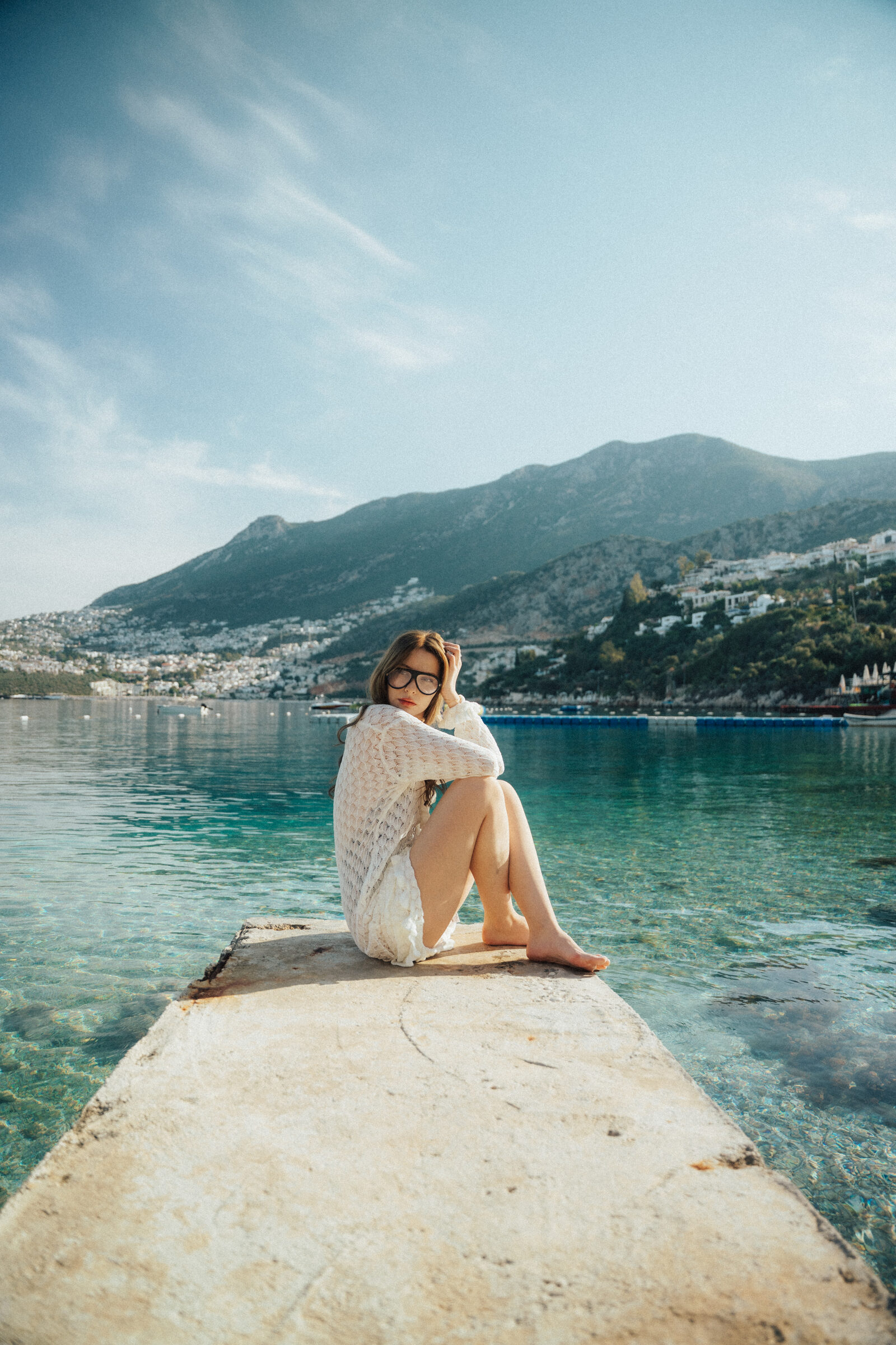 Kayalık kıyıda deniz manzarası
