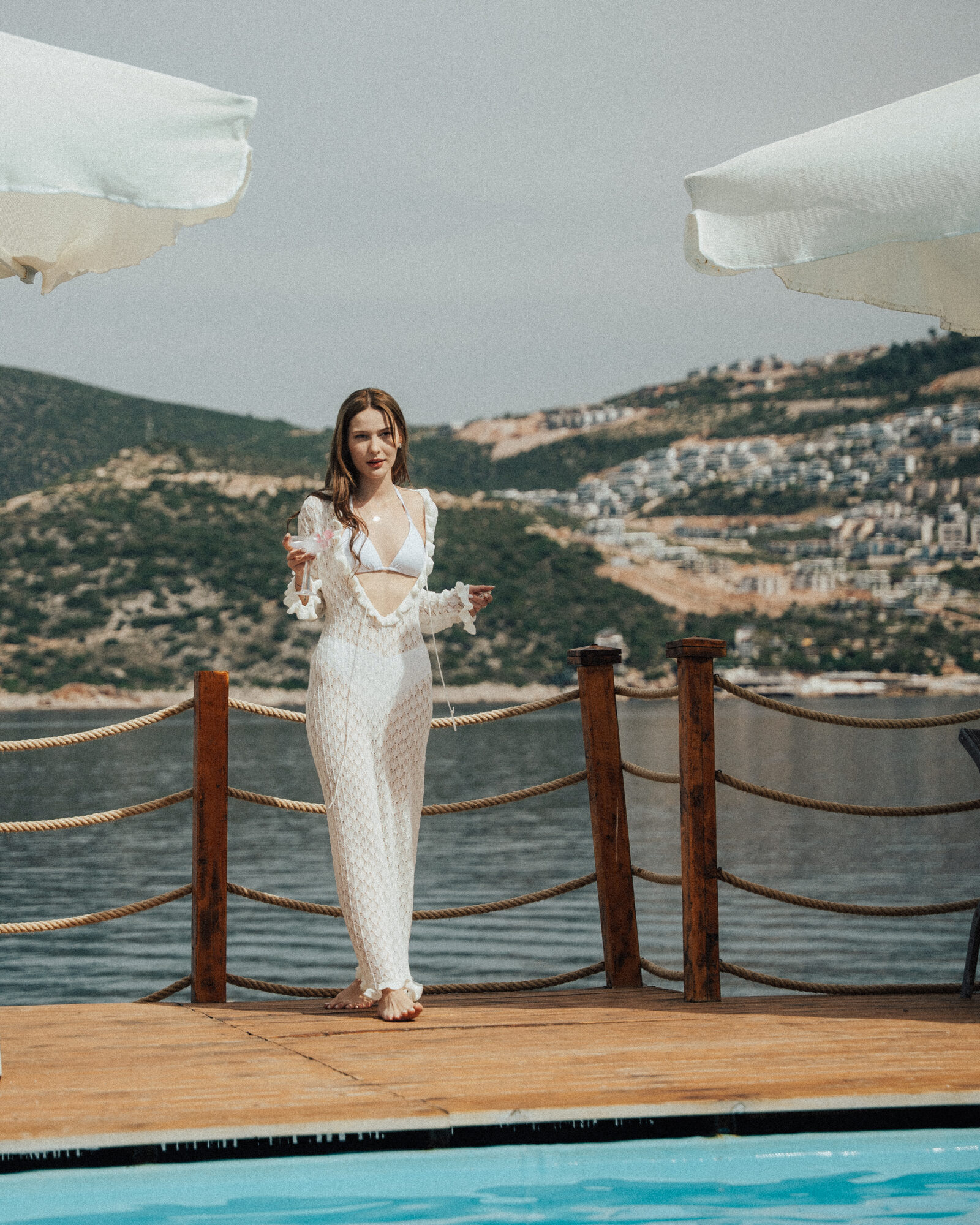 Teras korkuluğundan Kalkan körfezi