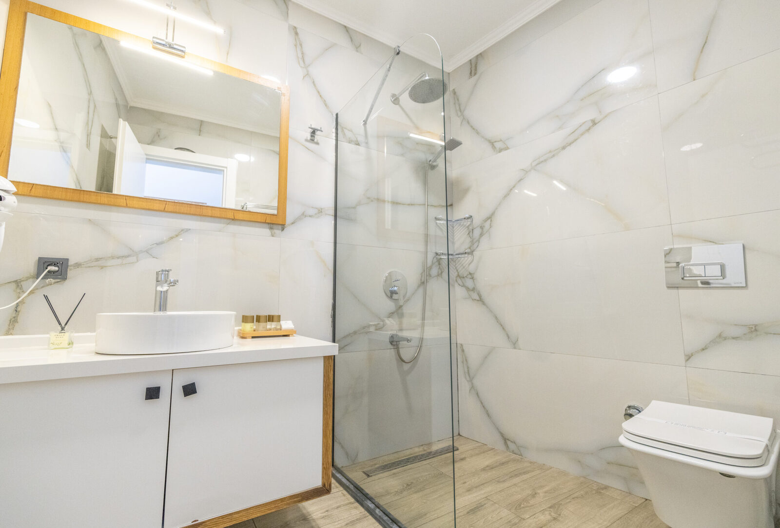 Mermer kaplı banyo ve duş